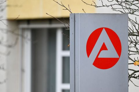 Der Arbeitsmarkt bleibt in Bewegung, steht aber weiter unter Druck. (Symbolbild) Foto: Soeren Stache/dpa