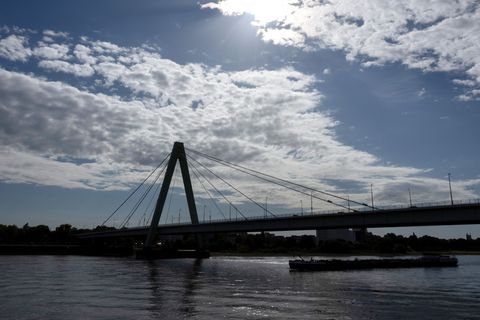 Mit dem meteorologischen Herbstbeginn am Montag sollen sich auch die Wolken verdichten. Foto: Rolf Vennenbernd/dpa
