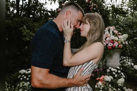 Mit diesem Bild bestätigten Taylor Swift und Travis Kelce ihre Verlobung.