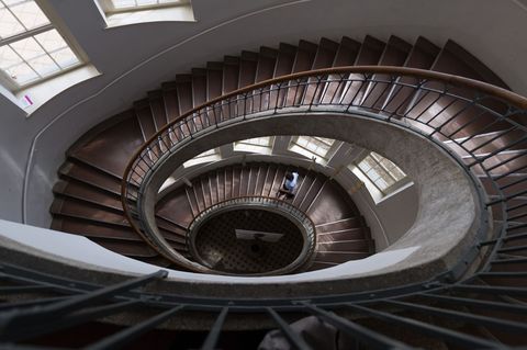Henry van de Velde hat auch das Hauptgebäude der heutigen Bauhaus-Universität in Weimar mitsamt des berühmten Treppenhauses entw