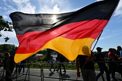 Die AfD im Sächsischen Landtag will die Deutschlandfahne vor jeder öffentlichen Schule wehen sehen. Foto: Martin Schutt/dpa