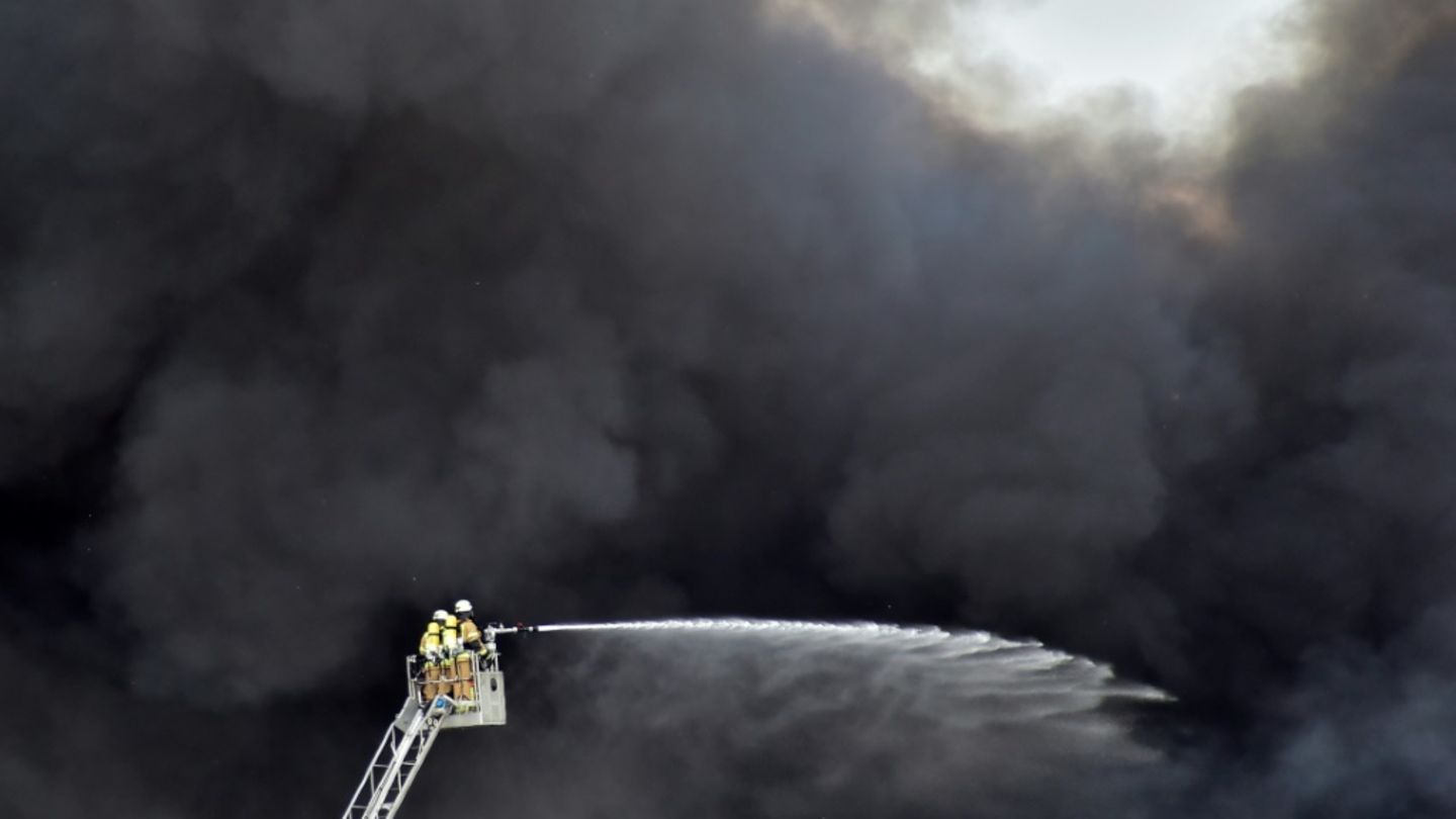 Feuerwehrmann bei einem früheren Einsatz in Berlin Feuerwehrmann bei einem früheren Einsatz in Berlin