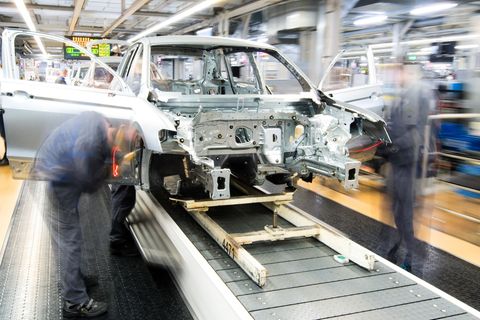 Die Arbeitslosenzahlen steigen in der Regel über den Sommer, weil Unternehmen vor den Ferien weniger einstellen und Ausbildungsv