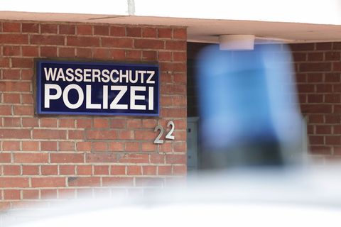 Die Wasserschutzpolizei Wilhelmshaven hat Ermittlungen aufgenommen. (Symbolbild) Foto: David Young/dpa