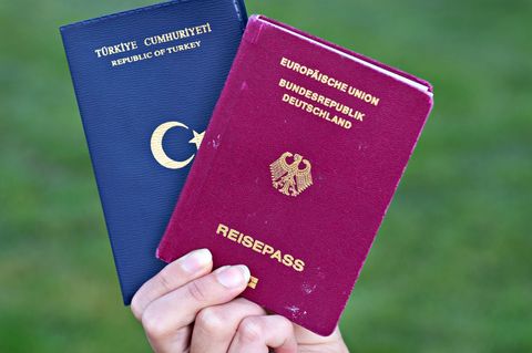 Sollen Doppelstaatler in der Kriminalstatistik eigens gezählt werden? (Archivbild) Foto: Daniel Bockwoldt/dpa