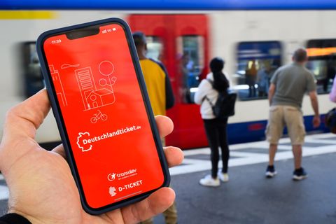 Wie lange wird es das Deutschlandticket noch geben? Die Landkreise fordern Klarheit. (Symbolbild) Foto: Julian Stratenschulte/dp
