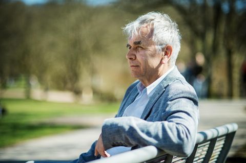 Stressexperte Gert Kaluza sitzt auf einer Bank