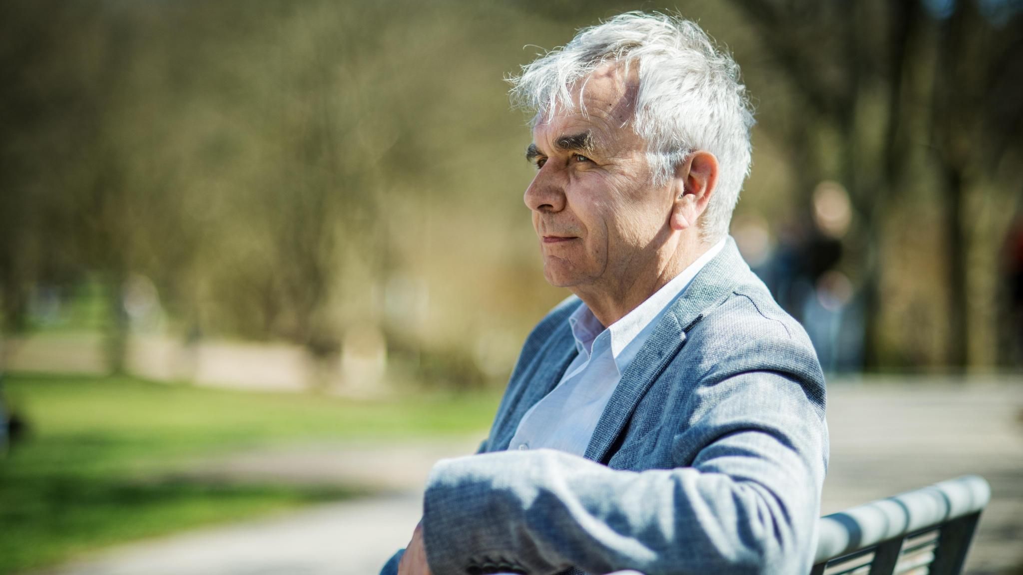 Stressexperte Gert Kaluza sitzt auf einer Bank