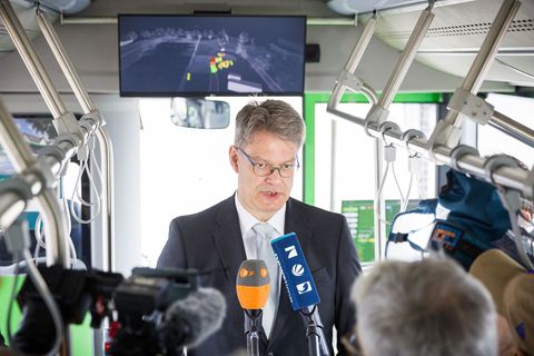 Verkehrsminister Schnieder zeigt sich nach seiner Fahrt im autonomen Bus beeindruckt. Foto: Moritz Frankenberg/dpa