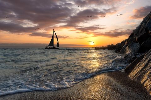 Segelyacht vor Sonnenuntergang