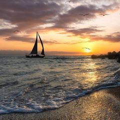 Segelyacht vor Sonnenuntergang