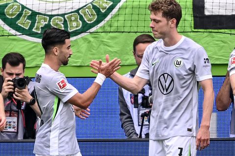 Bleibt er oder geht er? Wolfsburg-Stürmer Mohammed Amoura (l). Foto: Harry Langer/dpa