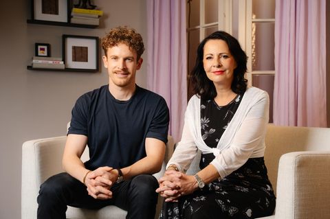 Die Psychologen Stahl und Klaschinski sitzen nebeneinander auf der Couch. Sie leiden nicht unter Selbstoptimierung