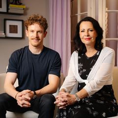 Die Psychologen Stahl und Klaschinski sitzen nebeneinander auf der Couch. Sie leiden nicht unter Selbstoptimierung