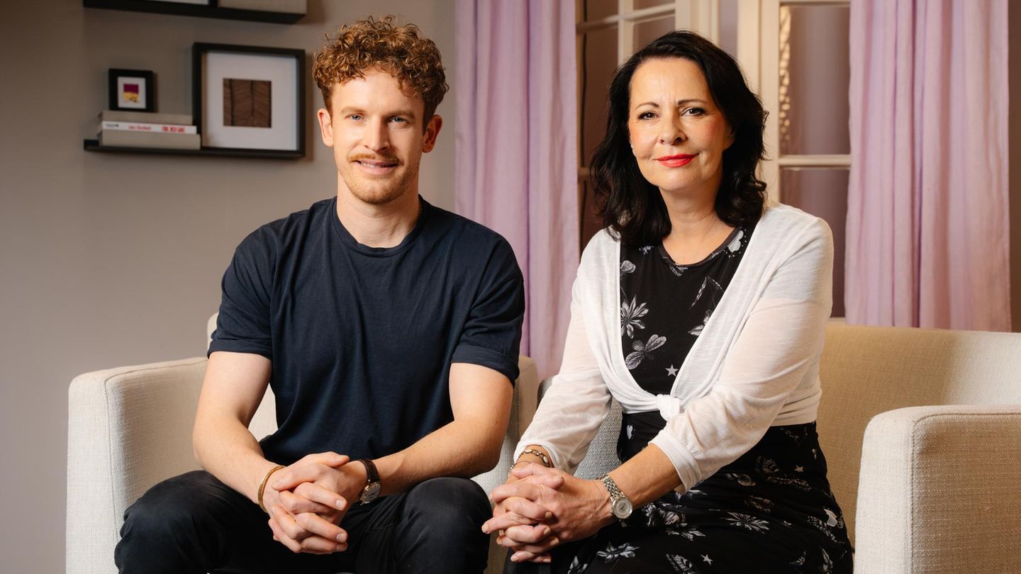 Die Psychologen Stahl und Klaschinski sitzen nebeneinander auf der Couch. Sie leiden nicht unter Selbstoptimierung