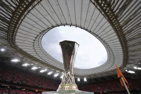 Der Europa-League-Pokal ist mit 15 Kilogramm die schwerste Trophäe der UEFA. Foto: Bernat Armangue/AP/dpa