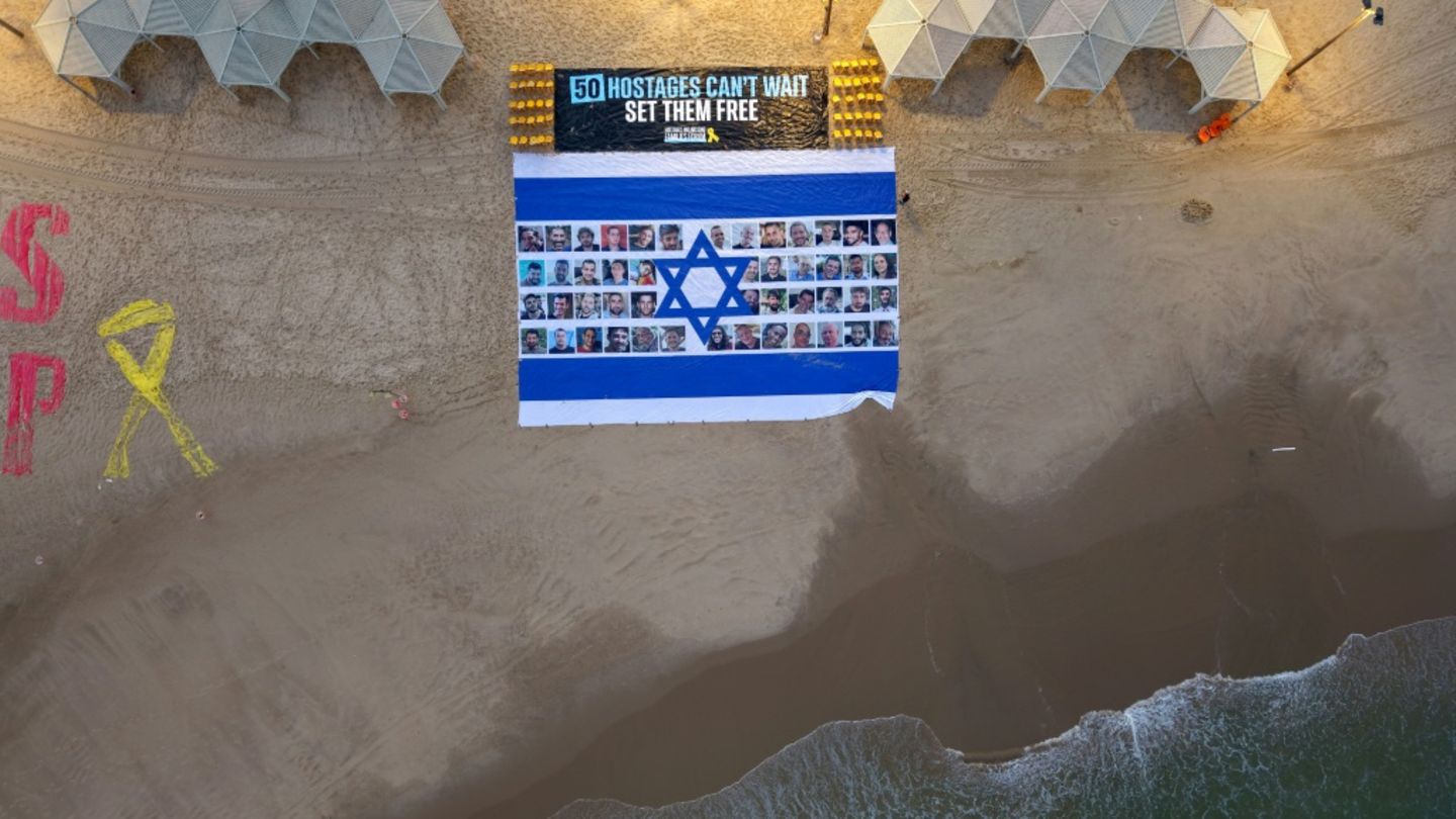 Protestplakat in Tel Aviv zur Freilassung der Geiseln