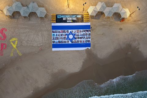 Protestplakat in Tel Aviv zur Freilassung der Geiseln