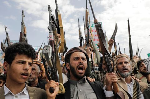 Huthi-Anhänger skandieren Slogans während einer wöchentlichen Anti-US- und Anti-Israel-Kundgebung