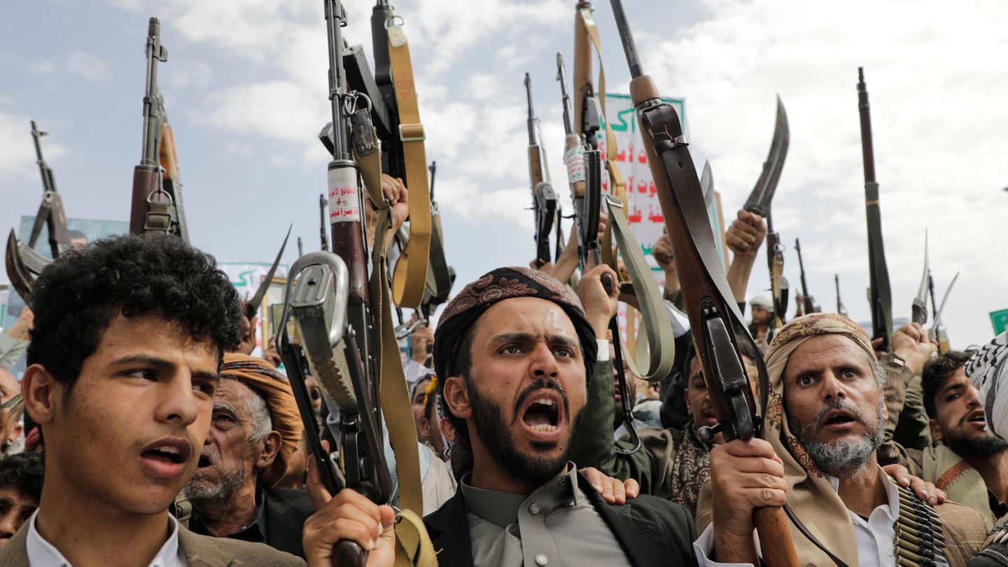 Huthi Prime Minister Al-Rahaui probably killed in the attack of Israel