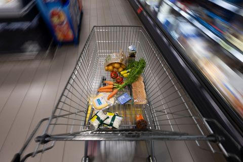 Der tägliche Einkauf ist bei vielen Verbrauchern teurer als vor einem Jahr. (Symbolbild) Foto: Philip Dulian/dpa