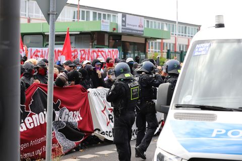 Die Polizei hat eine Blockadeaktion von Kriegsgegnern beim Motorenbauer Deutz beendet. Foto: Sascha Thelen/dpa