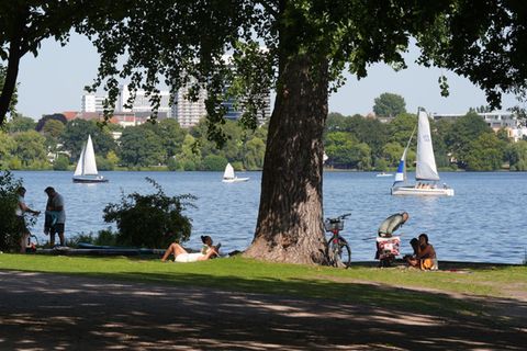 Sommer an der Außenalster: Hamburg hatte in diesem Jahr mehr Sonnenstunden als im langjährigen Durchschnitt. (Archivbild) Foto: