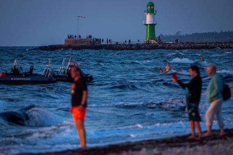 Urlauber in Warnemünde: Das Sommerwetter in Mecklenburg-Vorpommern war warm und oft auch regnerisch. Foto: Jens Büttner/dpa
