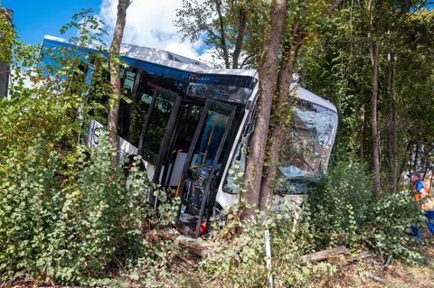 Ein Bus steht beschädigt an einem Baum nahe der Autobahn A93 in der Oberpfalz