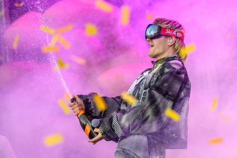 Ski Aggu live mit Sektflasche