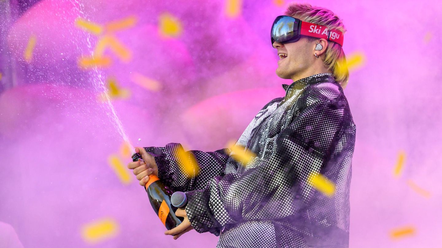 Ski Aggu live mit Sektflasche