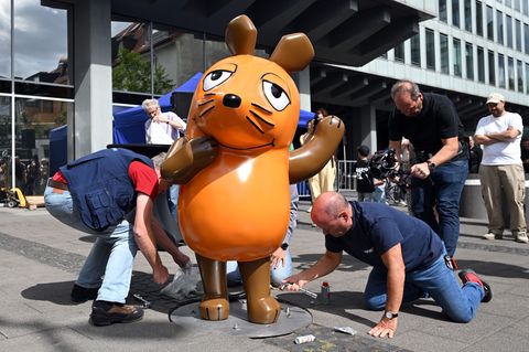 Die Fans hatten die Maus an der beschädigten Stelle mit vielen Pflastern beklebt - so konnte kein Regenwasser eindringen. Foto: