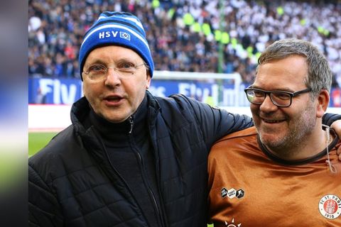Im Herzen getrennt, in der Sache vereint: Olli Dittrich (li.) und Elton huldigen beide König Fußball - der eine im Namen des H