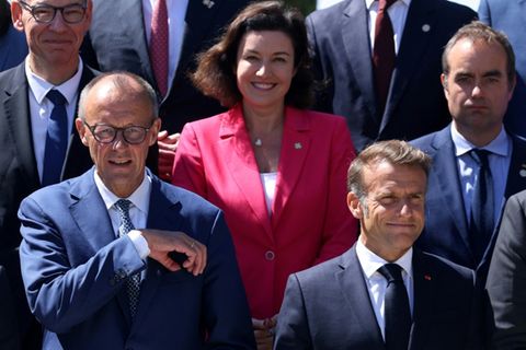 Bundeskanzler Merz und Frankreichs Präsident Macron beim Gruppenfoto zum deutsch-französischen Ministerrat am Freitag in Toulon