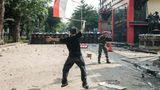 Jakarta, Indonesien. Die Unzufriedenheit entlädt sich auf der Straße. Ein Demonstrant schwenkt die indonesische Flagge im Angesicht von Polizisten. Diese reagieren mit Tränengas auf Hunderte Protestierende, die in der Hauptstadt gegen den Tod eines Motorradtaxifahrers demonstrieren. Nur wenige Stunden zuvor hatte der Präsident versprochen, den Vorfall zu untersuchen. Am Vortag waren Demonstranten und Polizei bereits aneinandergeraten. Die Menge forderte höhere Löhne und kritisierte die als verschwenderisch empfundenen Privilegien der Abgeordneten. Gleichzeitig wächst der Unmut über die Wirtschaftspolitik der Regierung
