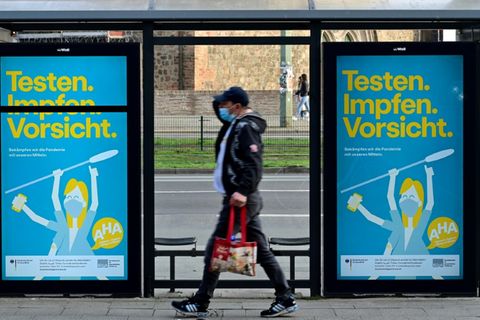 Plakate werben für die Corona-Maßnahmen