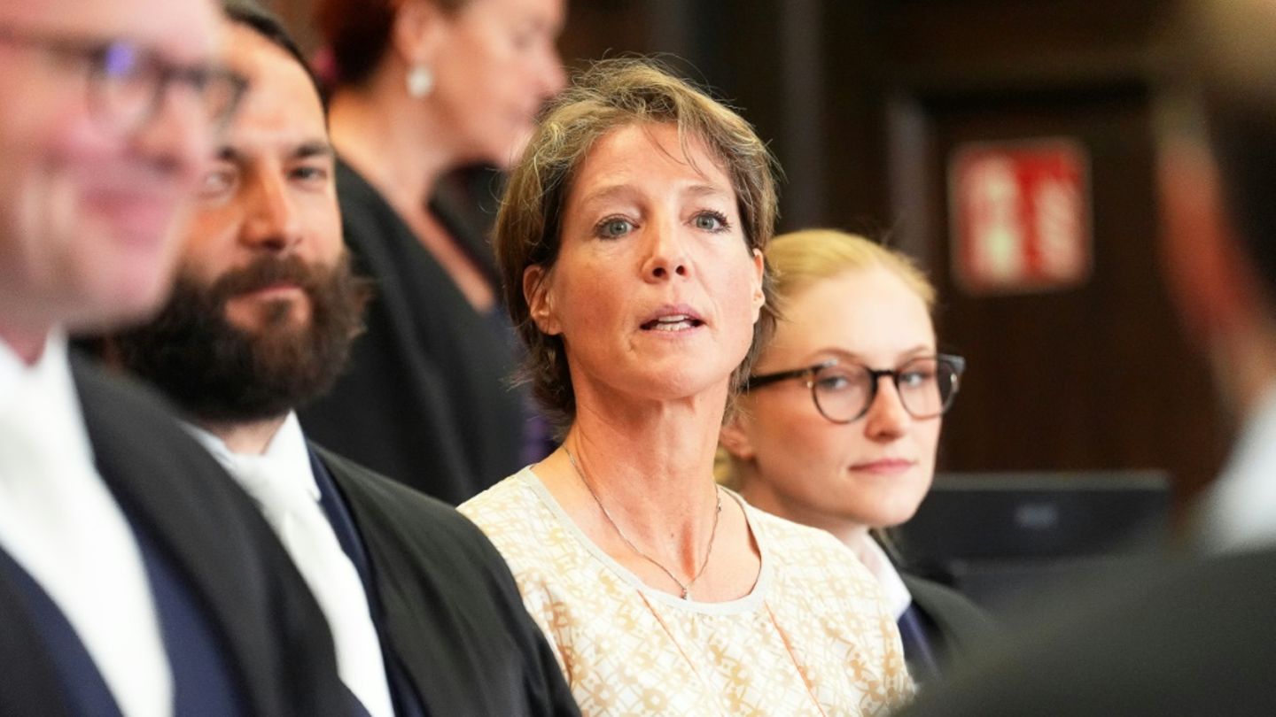 Block mit ihren Verteidigern vor Gericht