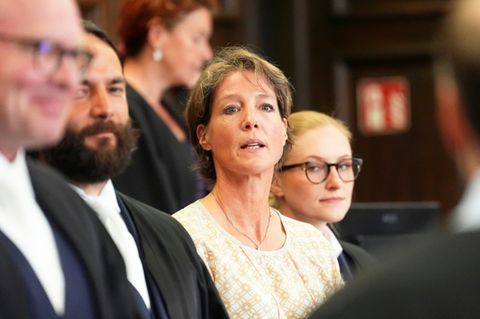 Block mit ihren Verteidigern vor Gericht