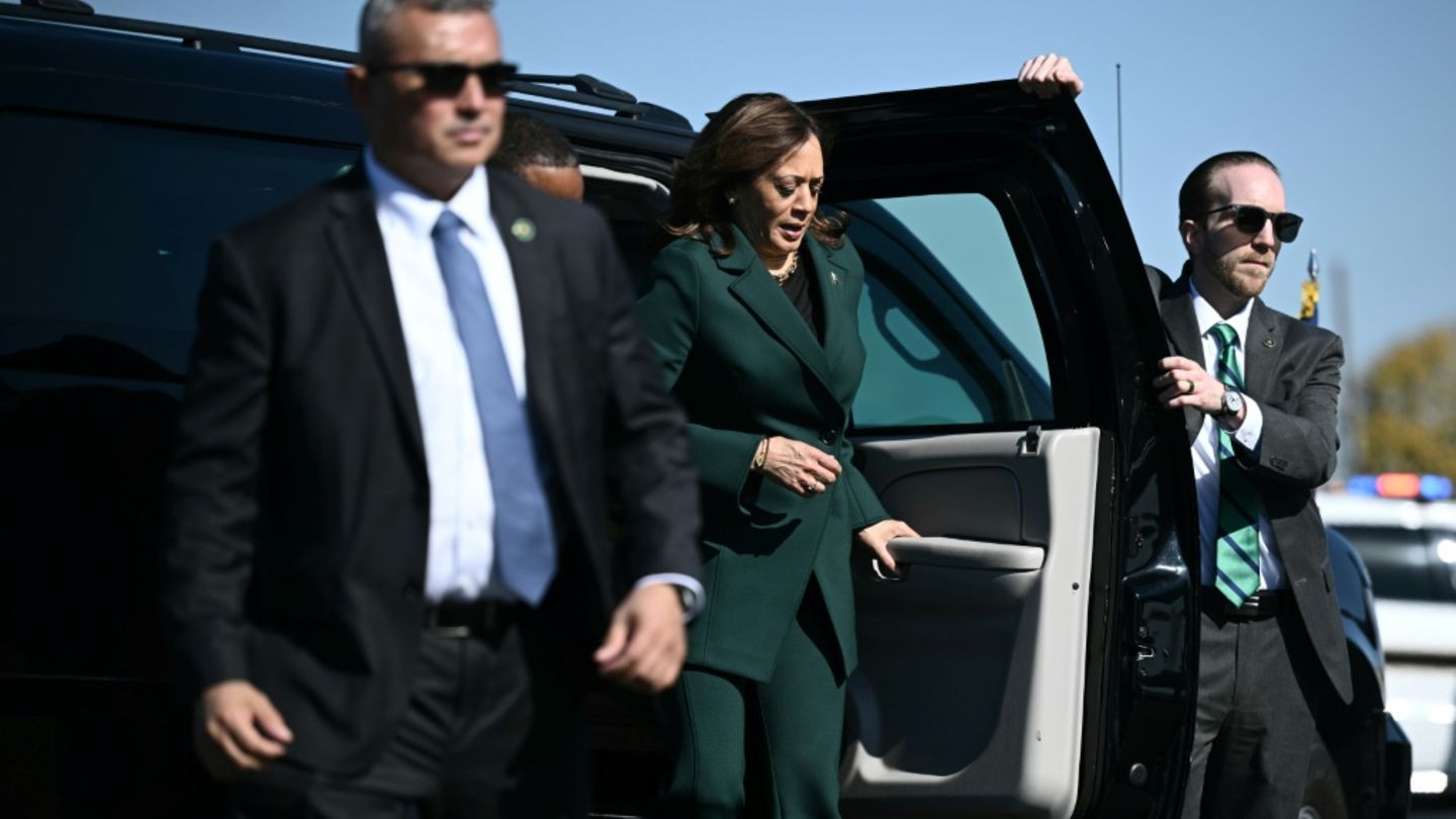 Kamala Harris mit Personenschützern des Secret Service