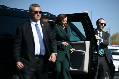 Kamala Harris mit Personenschützern des Secret Service