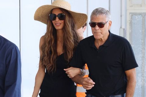 George und Amal Clooney beim Verlassen Venedigs am Flughafen der Stadt.
