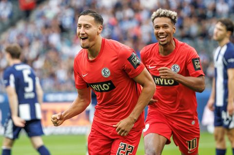 Traf doppelt für Elversberg: Younes Ebnoutalib (l). Foto: Andreas Gora/dpa