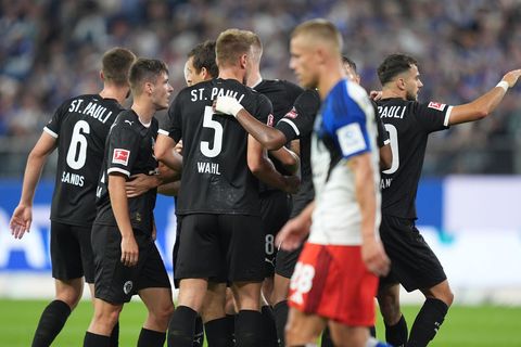 St. Paulis Spieler jubeln nach dem Treffer zum 0:1. Foto: Marcus Brandt/dpa