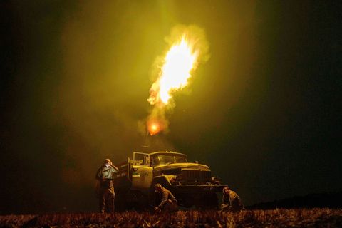 Erneut wird die ukrainische Flugabwehr gefordert. (Archivbild) Foto: Evgeniy Maloletka/AP/dpa