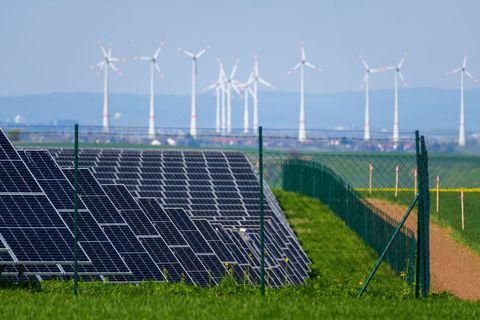 Erneuerbare Energien bescheren Bürgern und Kommunen zunehmend Einnahmen. Foto: Andreas Arnold/dpa