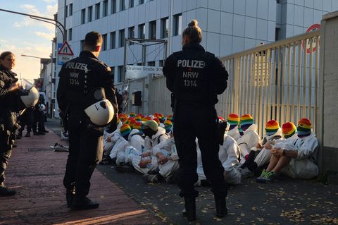 Am Mittwoch blockierten Aktivisten von "Rheinmetall entwaffnen" ein Gebäude der Bundeswehr, heute organisieren sie eine Demo in