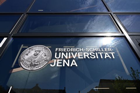 An der Uni Jena soll ein neues Exzellenzcluster das Feld stärken. (Archivbild) Foto: Martin Schutt/dpa
