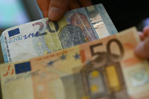 Die Bundesbank zeigt hier gefälschte 20-Euro- und 50-Euro-Geldscheine. Es ist aktuell mehr Falschgeld im Umlauf. (Archivbild) Fo
