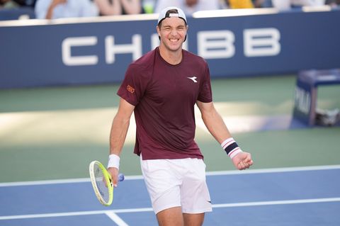 Was für eine Überraschung: Jan-Lennard Struff freut sich über seinen Achtelfinaleinzug. Foto: Seth Wenig/AP/dpa