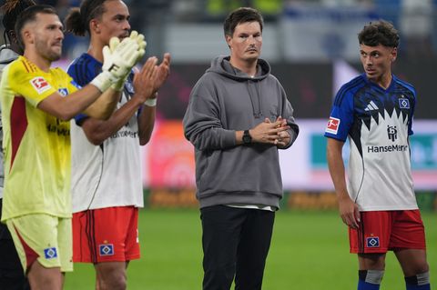 Enttäuscht nach dem 0:2 im Derby: die HSV-Profis und Trainer Merlin Polzin (2.v.r.). Foto: Marcus Brandt/dpa